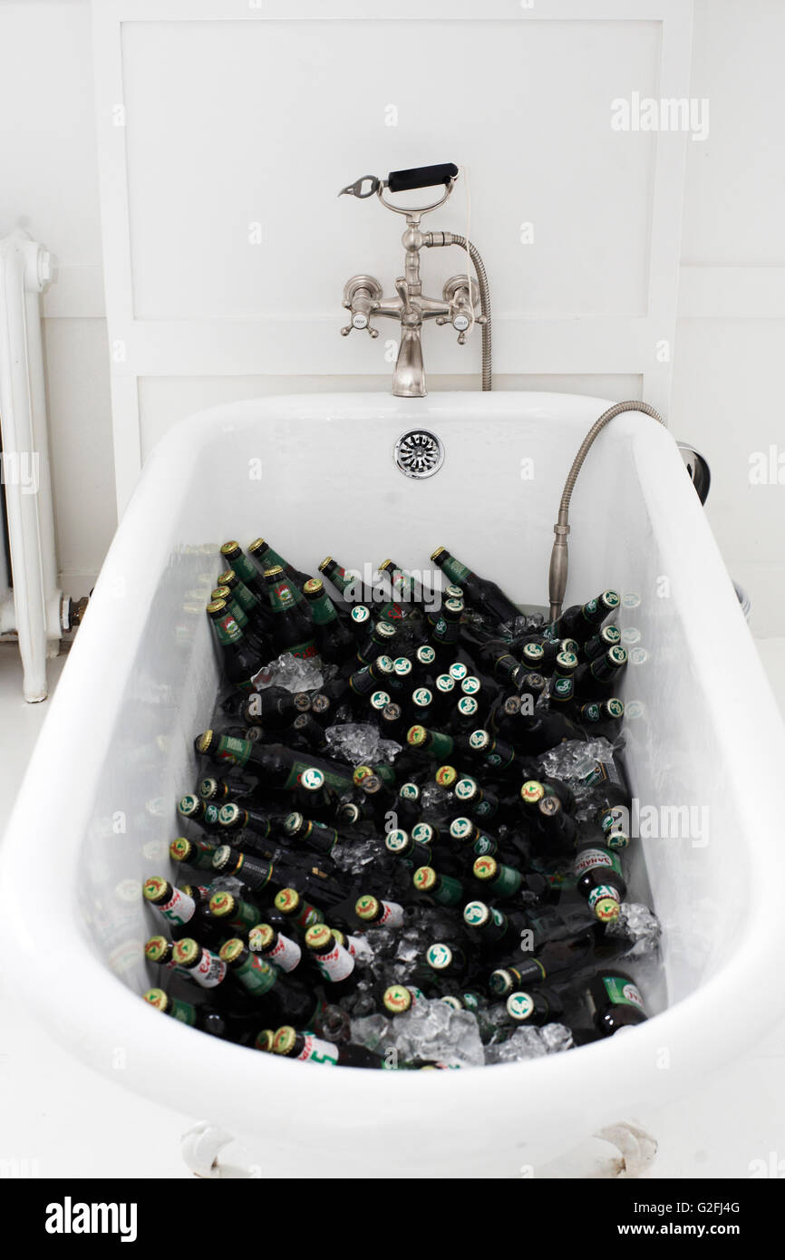Baignoire remplie avec des bouteilles de bière et de glace Banque D'Images