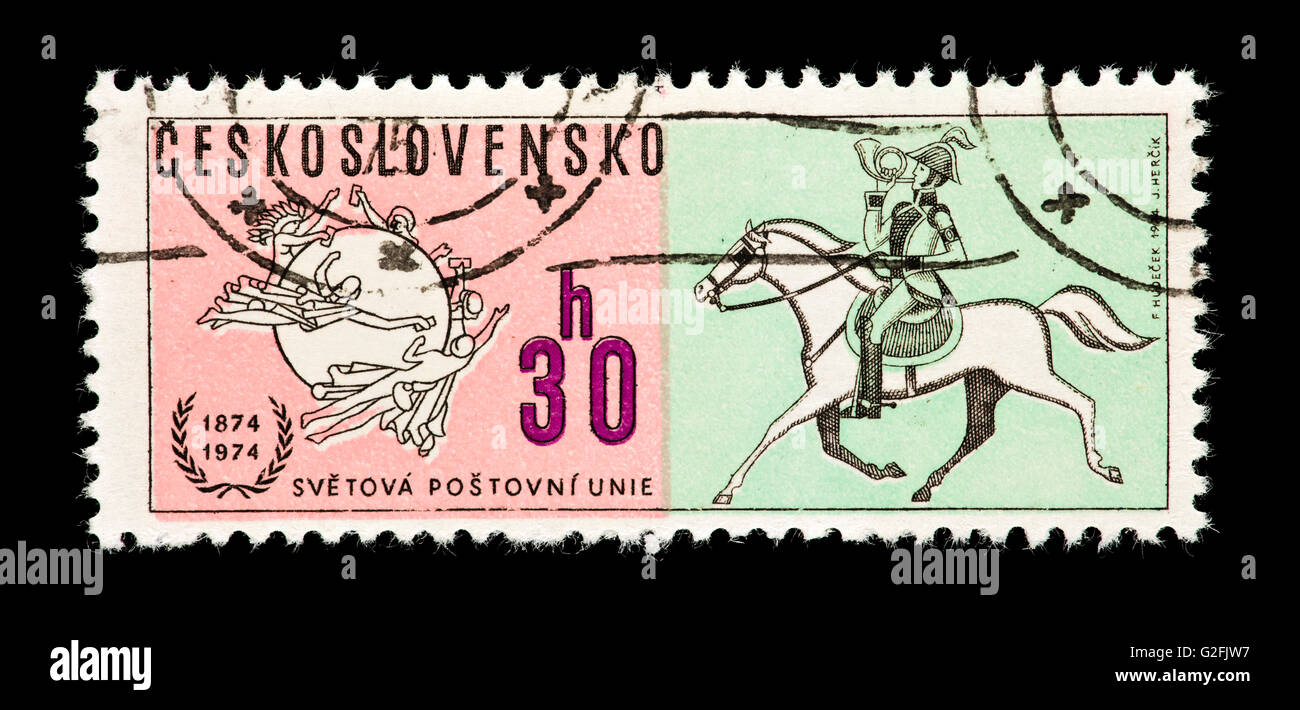 Timbre-poste de la Tchécoslovaquie représentant un poste et de l'Union postale universelle, symbole de l'UPU siècle fondation. Banque D'Images