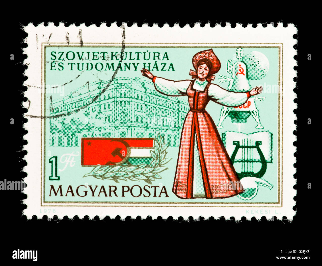 Timbre-poste de Hongrie représentant la maison de la culture et de la Science, le géorgien et danseur soviétique hongrois et drapeaux. Banque D'Images