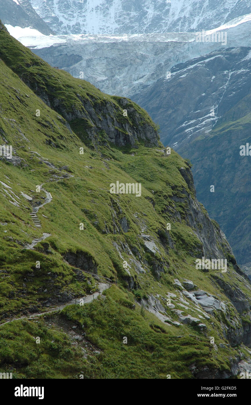 Sentier et glacier (Unterer Grindelwaldgletscher) à proximité de Grindelwald dans les Alpes en Suisse Banque D'Images