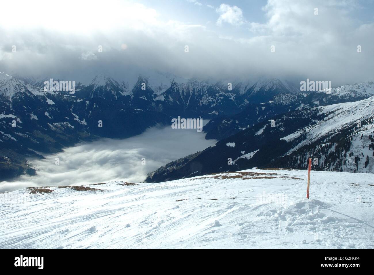 Vallée du Zillertal recouverte de nuages vue du sommet en Ofelerjoch Autriche Kaltenbach à proximité Banque D'Images