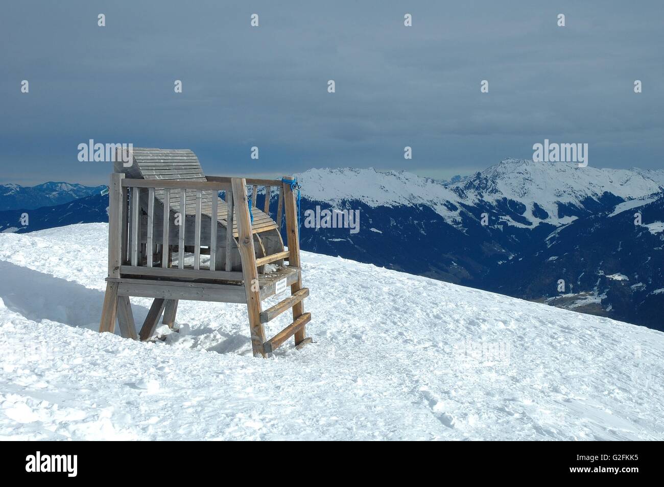 Grande chaise en bois sur ofelerjoch point culminant en Autriche dans la vallée Zillertal Kaltenbach à proximité Banque D'Images