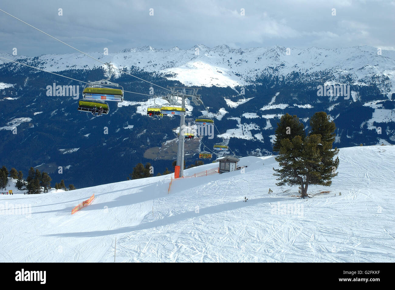 Pente à proximité d'arbres et remontées mécaniques en Autriche dans la vallée Zillertal Kaltenbach à proximité Banque D'Images