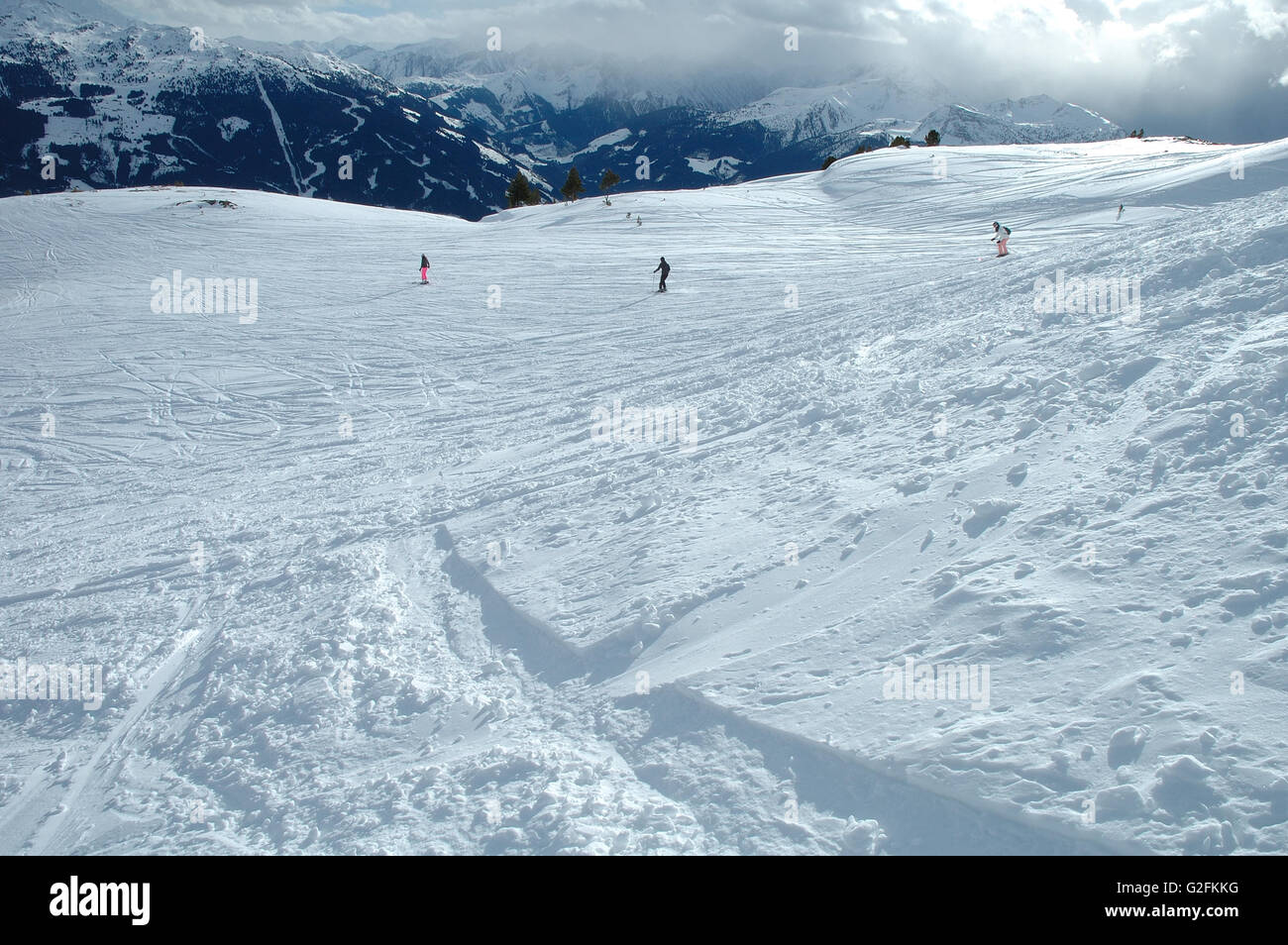 Pente de ski et les skieurs en Autriche dans la vallée Zillertal Kaltenbach à proximité Banque D'Images
