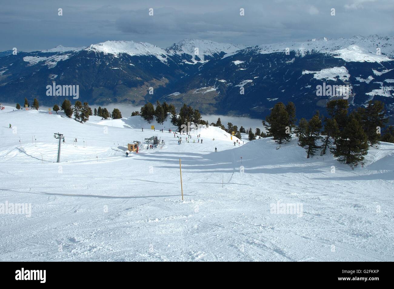 Pente de ski, skieurs et soulever en Autriche dans la vallée Zillertal Kaltenbach à proximité Banque D'Images