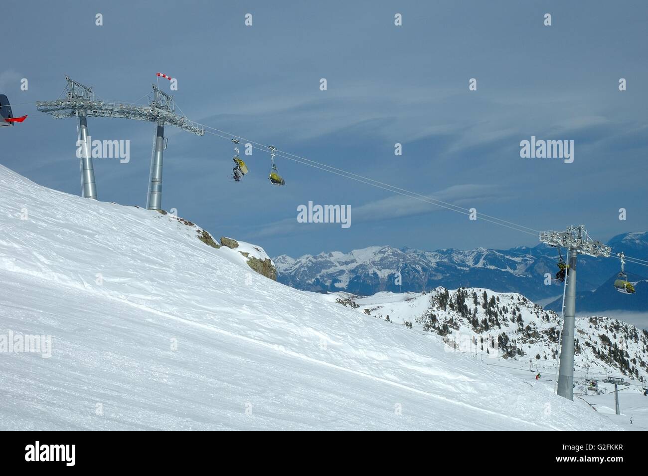 Ascenseur de ski, de ski et à proximité de la pente Kaltenbach dans vallée du Zillertal en Autriche Banque D'Images