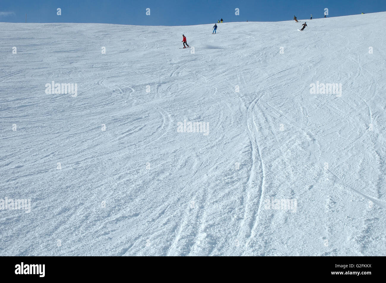 Pente de ski et les skieurs en Autriche dans la vallée Zillertal Kaltenbach à proximité Banque D'Images