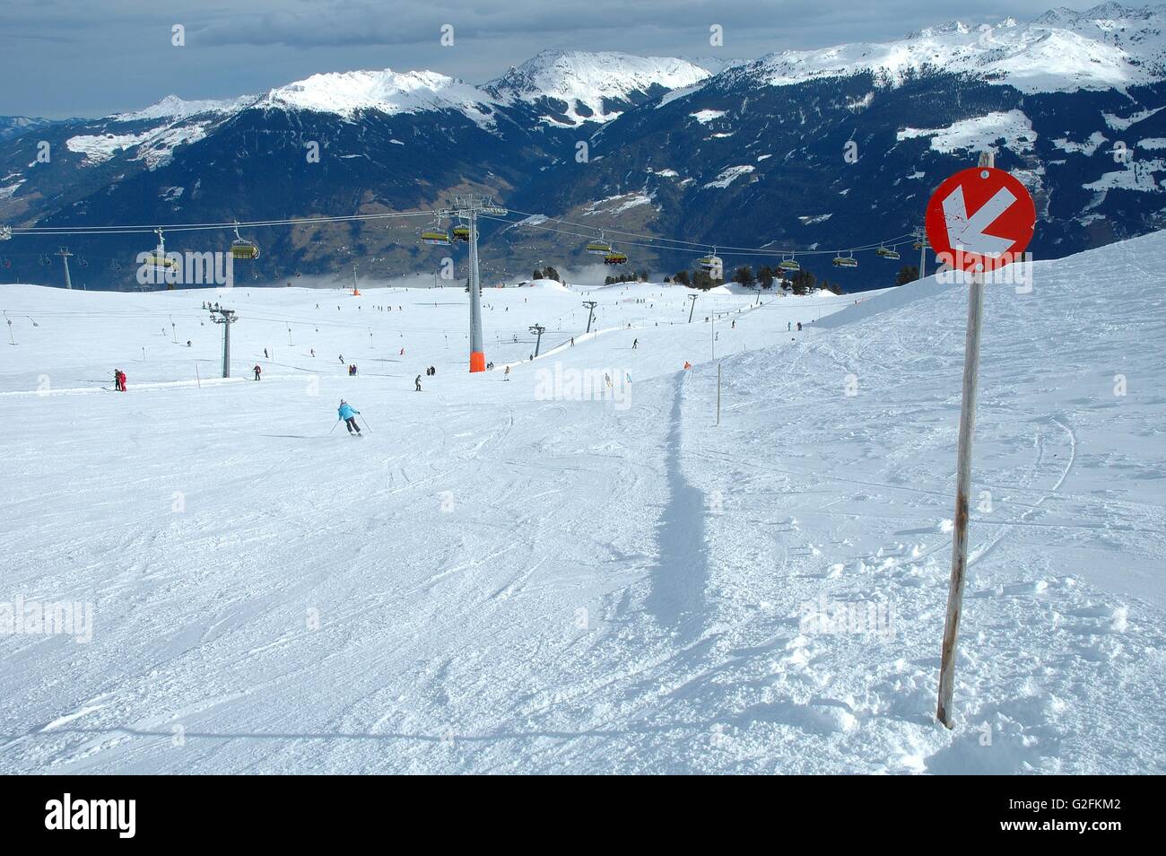 La direction de la pente en signe et skieurs sur pente en Autriche dans la vallée Zillertal Kaltenbach à proximité Banque D'Images
