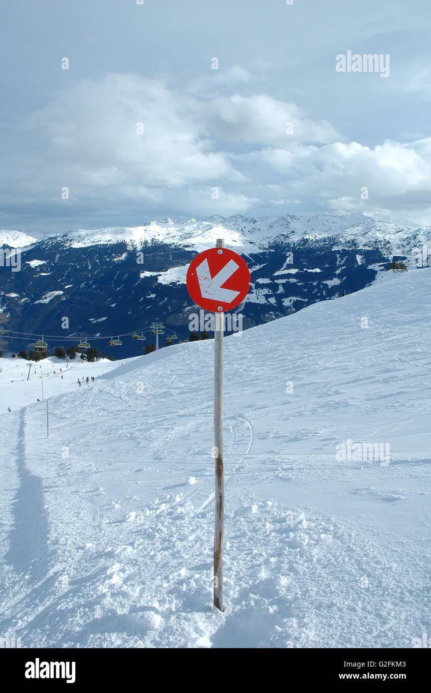 La direction de la pente en signe sur la pente en Autriche dans la vallée Zillertal Kaltenbach à proximité Banque D'Images