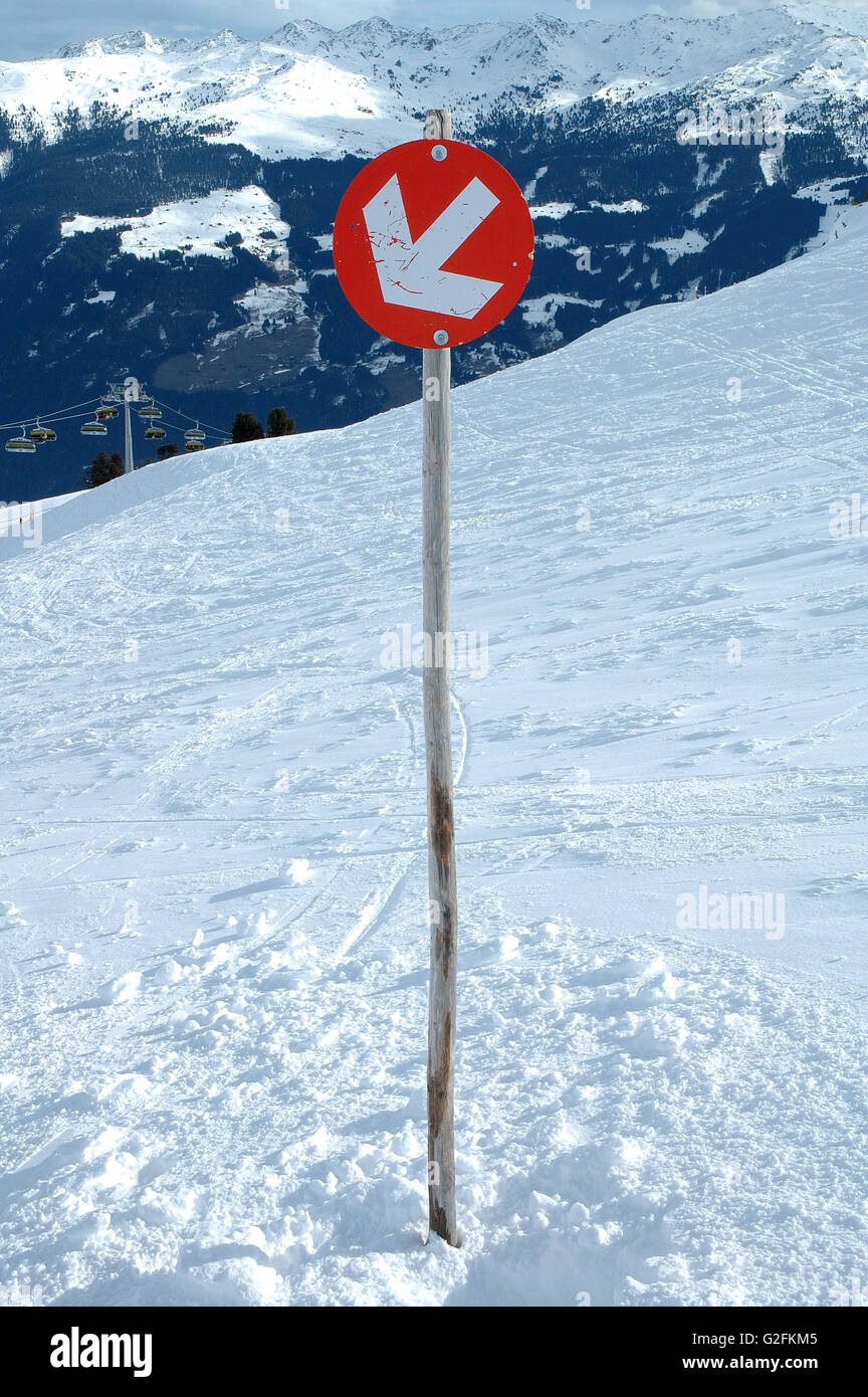 La direction de la pente en signe sur la pente en Autriche dans la vallée Zillertal Kaltenbach à proximité Banque D'Images