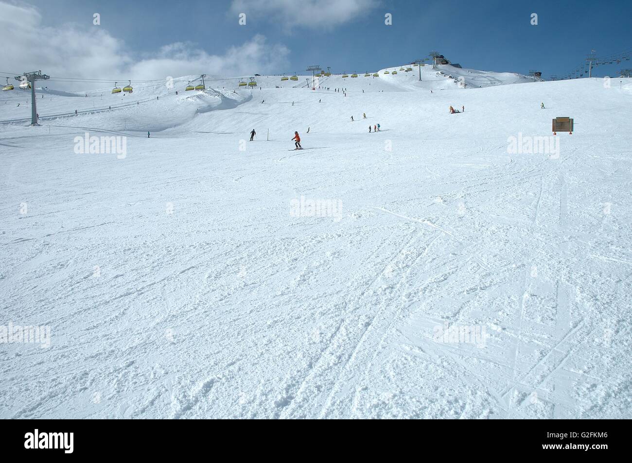 Pente de ski et les skieurs en Autriche dans la vallée Zillertal Kaltenbach à proximité Banque D'Images