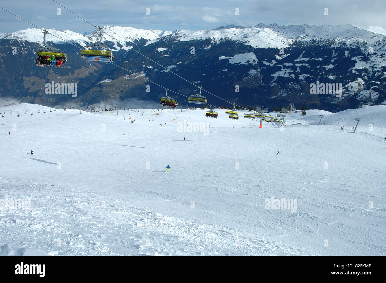 Pente de ski et les skieurs à proximité Kaltenbach dans vallée du Zillertal en Autriche Banque D'Images
