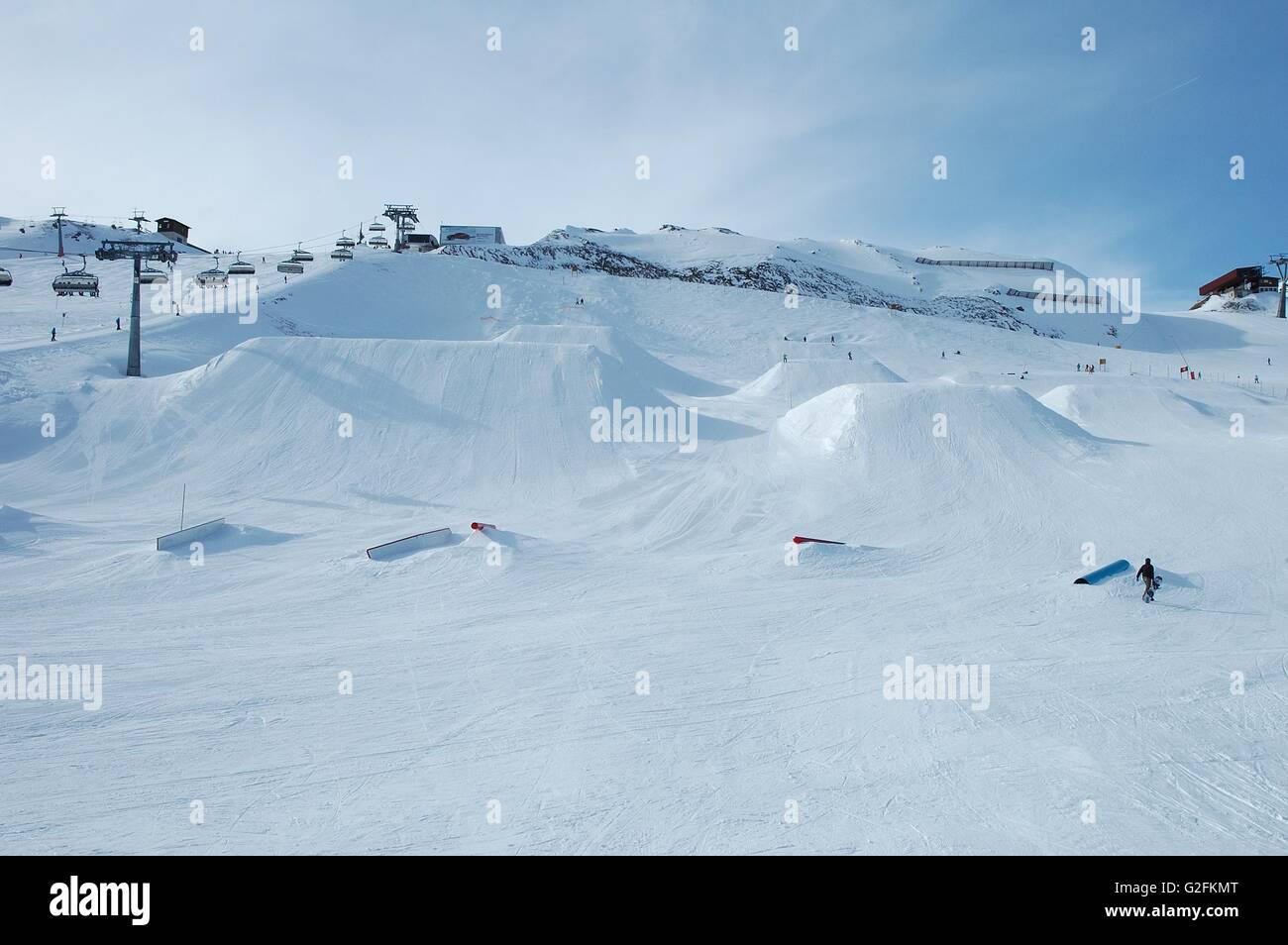 Sauts de Ski de pente à proximité dans les Alpes à proximité Kaltenbach dans vallée du Zillertal en Autriche Banque D'Images