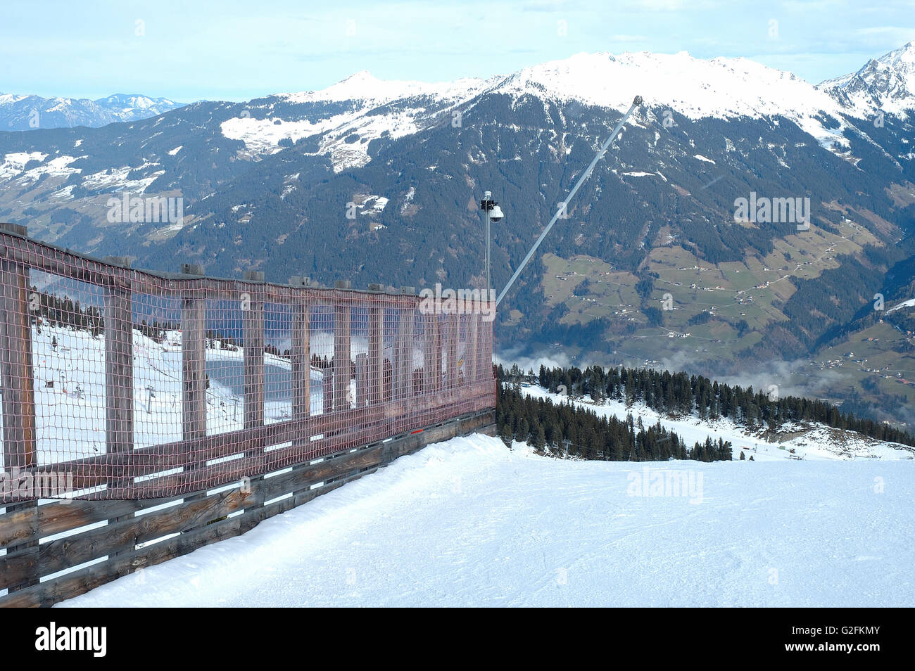 Clôture en bois en pente dans les Alpes à proximité Kaltenbach dans vallée du Zillertal en Autriche Banque D'Images
