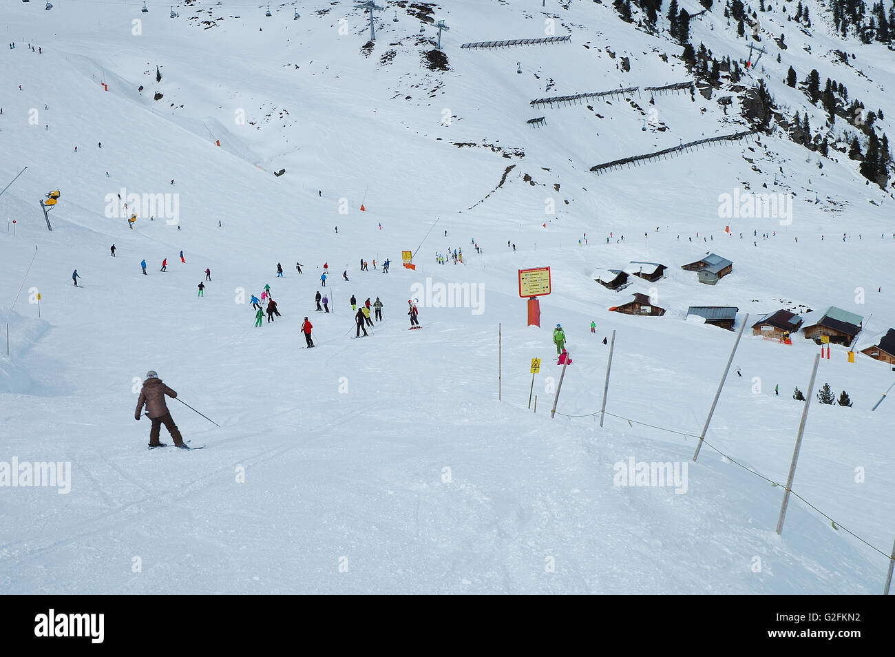 Et les skieurs de pente dans les Alpes à proximité Kaltenbach dans vallée du Zillertal en Autriche Banque D'Images