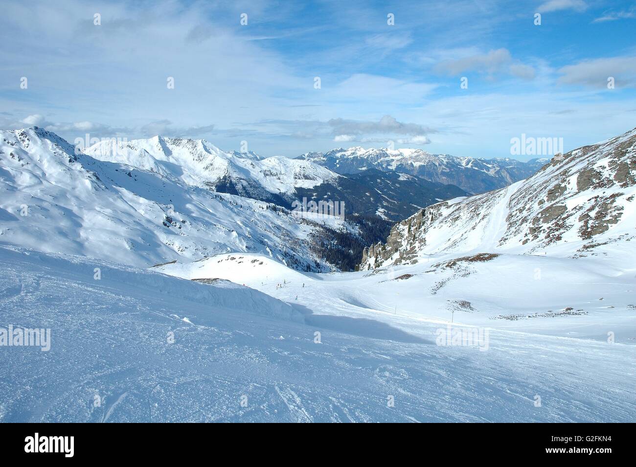 Pente de ski, les sommets et la vallée en Autriche dans la vallée Zillertal Kaltenbach à proximité Banque D'Images