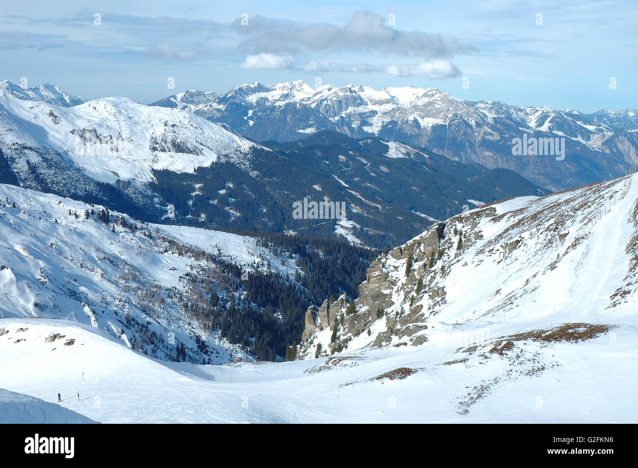La vallée et les pics en Autriche dans la vallée Zillertal Kaltenbach à proximité Banque D'Images