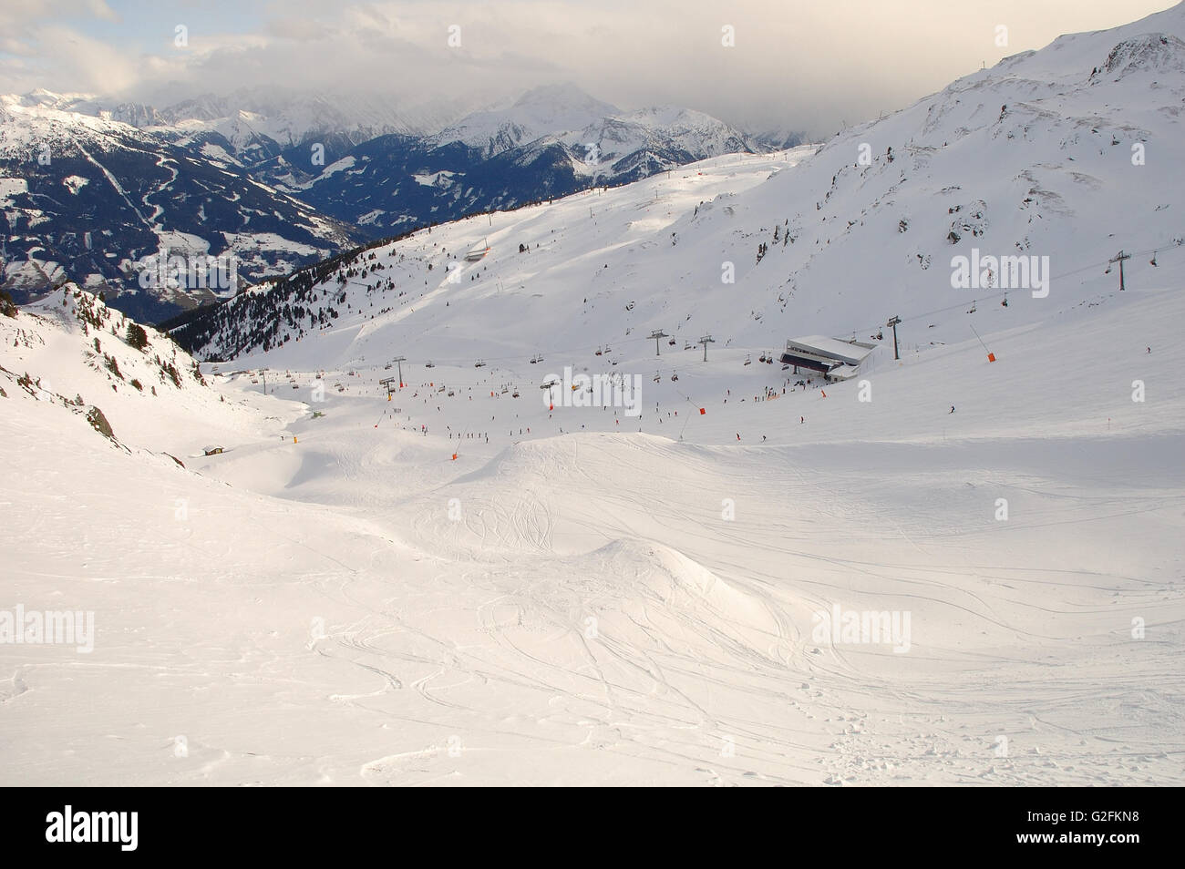 Et les skieurs de pente dans les Alpes à proximité Kaltenbach dans vallée du Zillertal en Autriche Banque D'Images