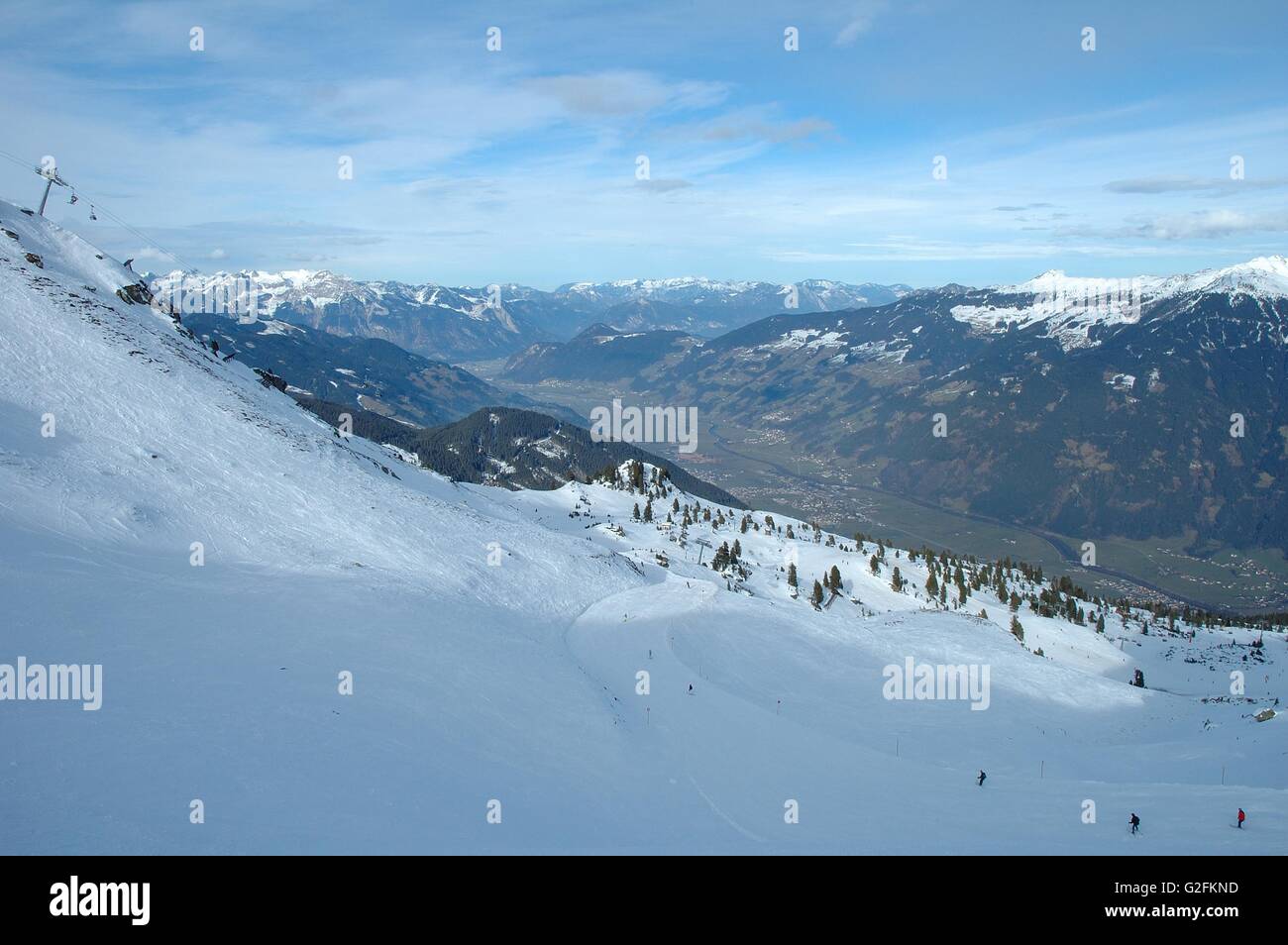 Pente et dans la vallée à proximité Alpes Kaltenbach dans vallée du Zillertal en Autriche Banque D'Images