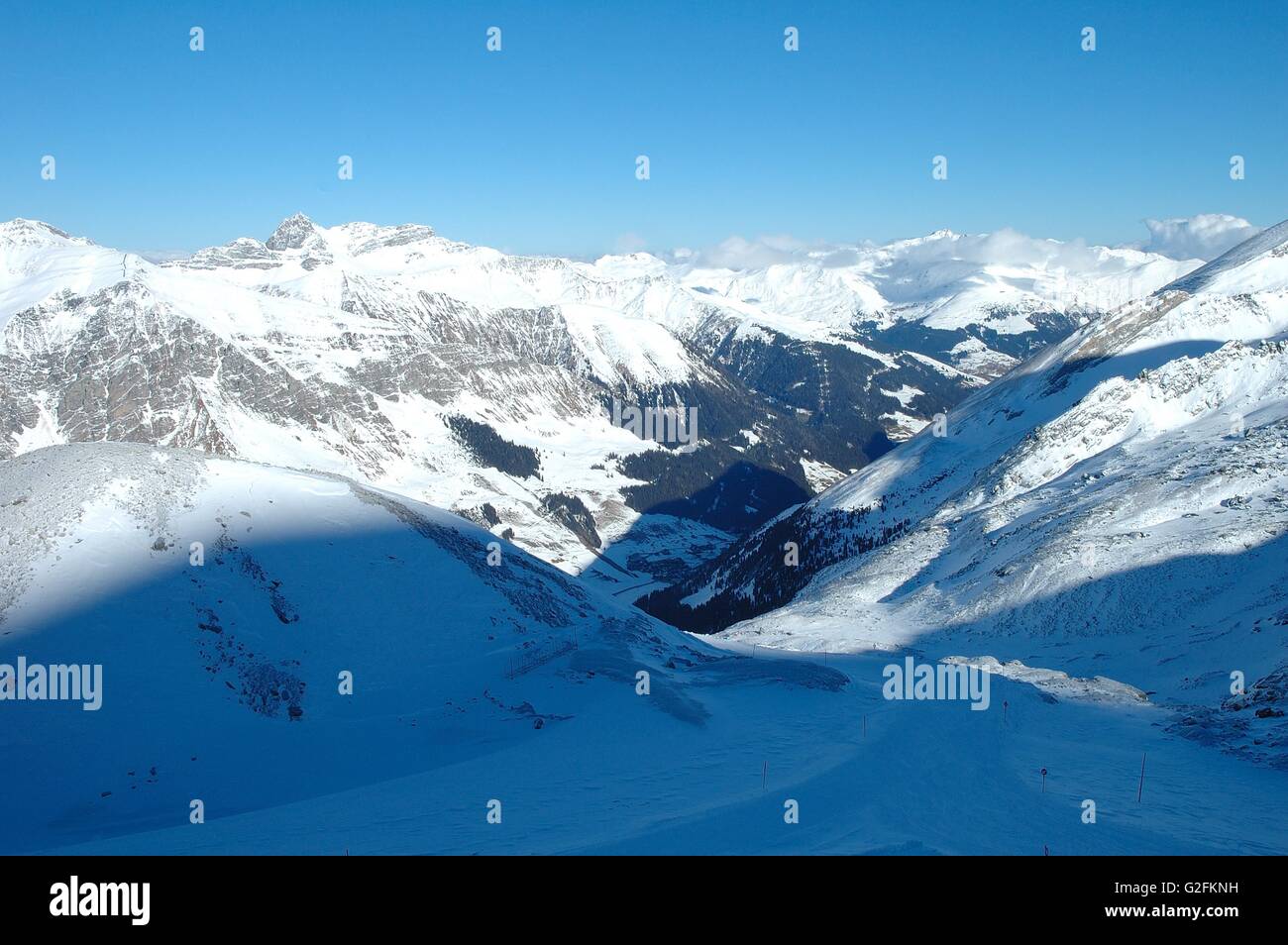 Pente, pics et dans la vallée à proximité des Alpes dans la vallée de Zillertal Hintertux en Autriche Banque D'Images