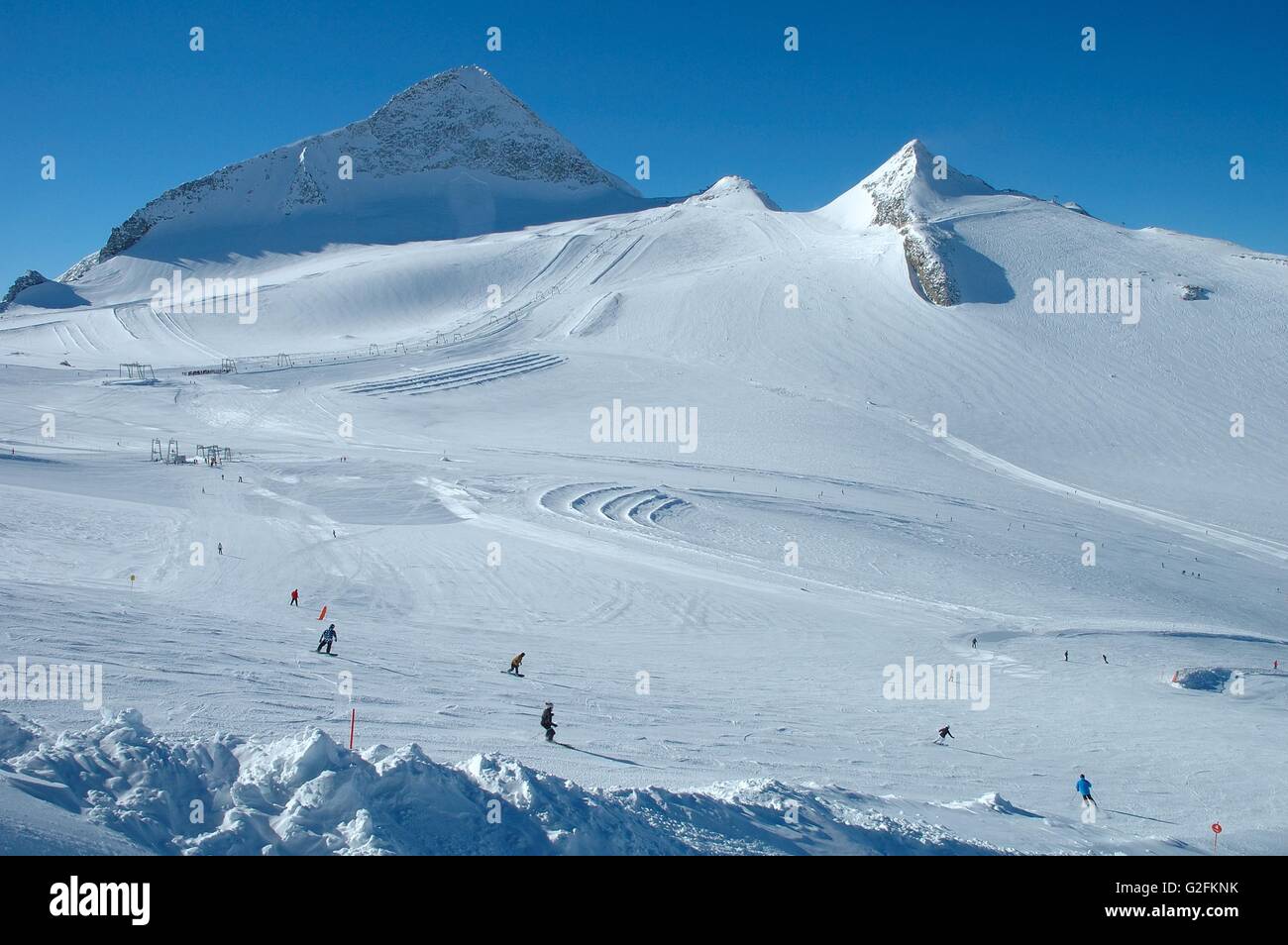 Pistes de ski et les skieurs sur le glacier d'Hintertux dans les Alpes à proximité de la vallée du Zillertal en Autriche Banque D'Images