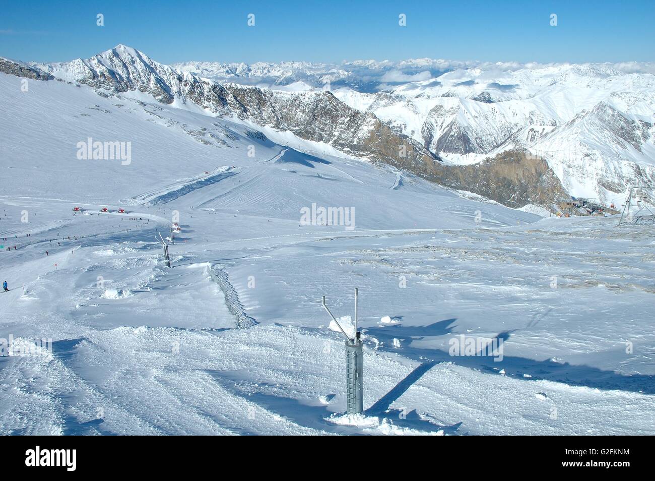 Pistes de ski sur glacier de Hintertux dans les Alpes à proximité de la vallée du Zillertal en Autriche Banque D'Images