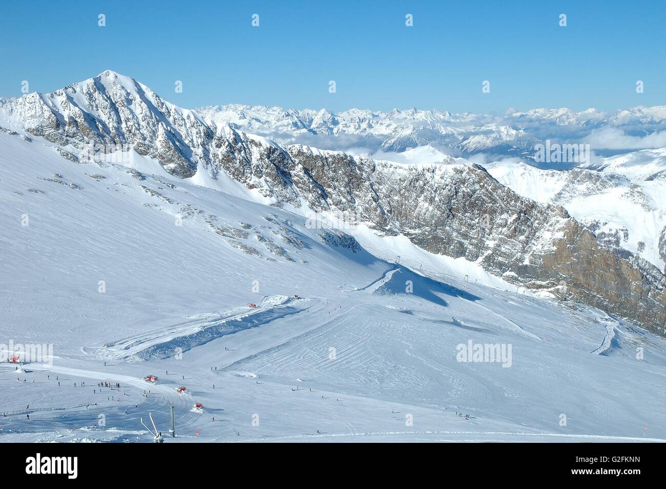 Pistes de ski sur glacier de Hintertux dans les Alpes à proximité de la vallée du Zillertal en Autriche Banque D'Images