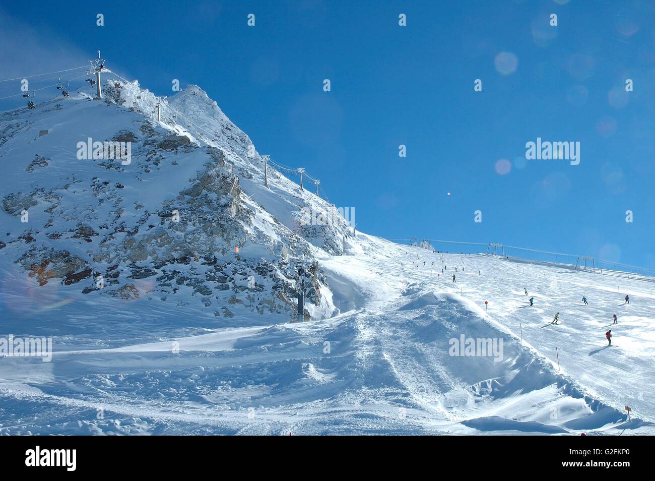 Pente de ski, ascenseur et les skieurs sur le glacier d'Hintertux dans les Alpes à proximité de la vallée du Zillertal en Autriche Banque D'Images