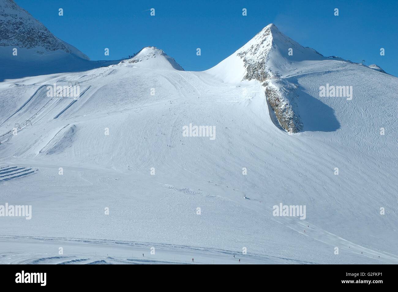 Pistes de ski sur glacier de Hintertux dans les Alpes à proximité de la vallée du Zillertal en Autriche Banque D'Images