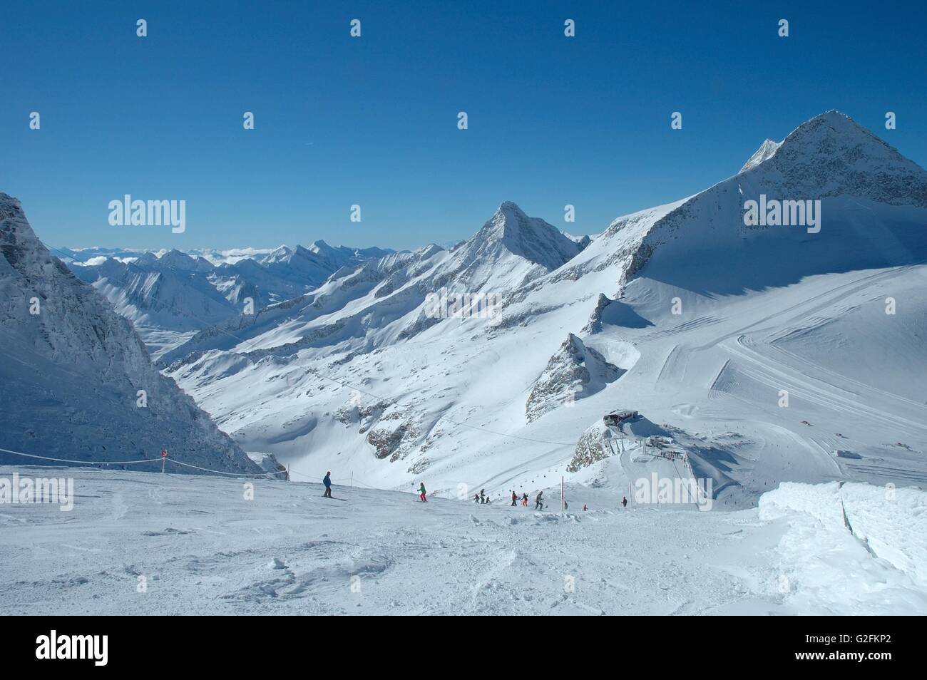 Pistes de ski sur glacier de Hintertux dans les Alpes à proximité de la vallée du Zillertal en Autriche Banque D'Images