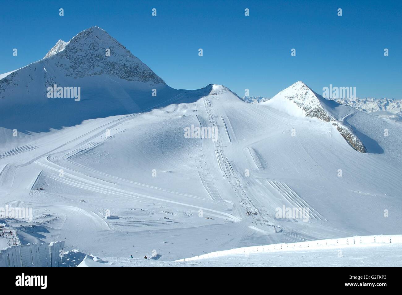 Pistes de ski sur glacier de Hintertux dans les Alpes à proximité de la vallée du Zillertal en Autriche Banque D'Images