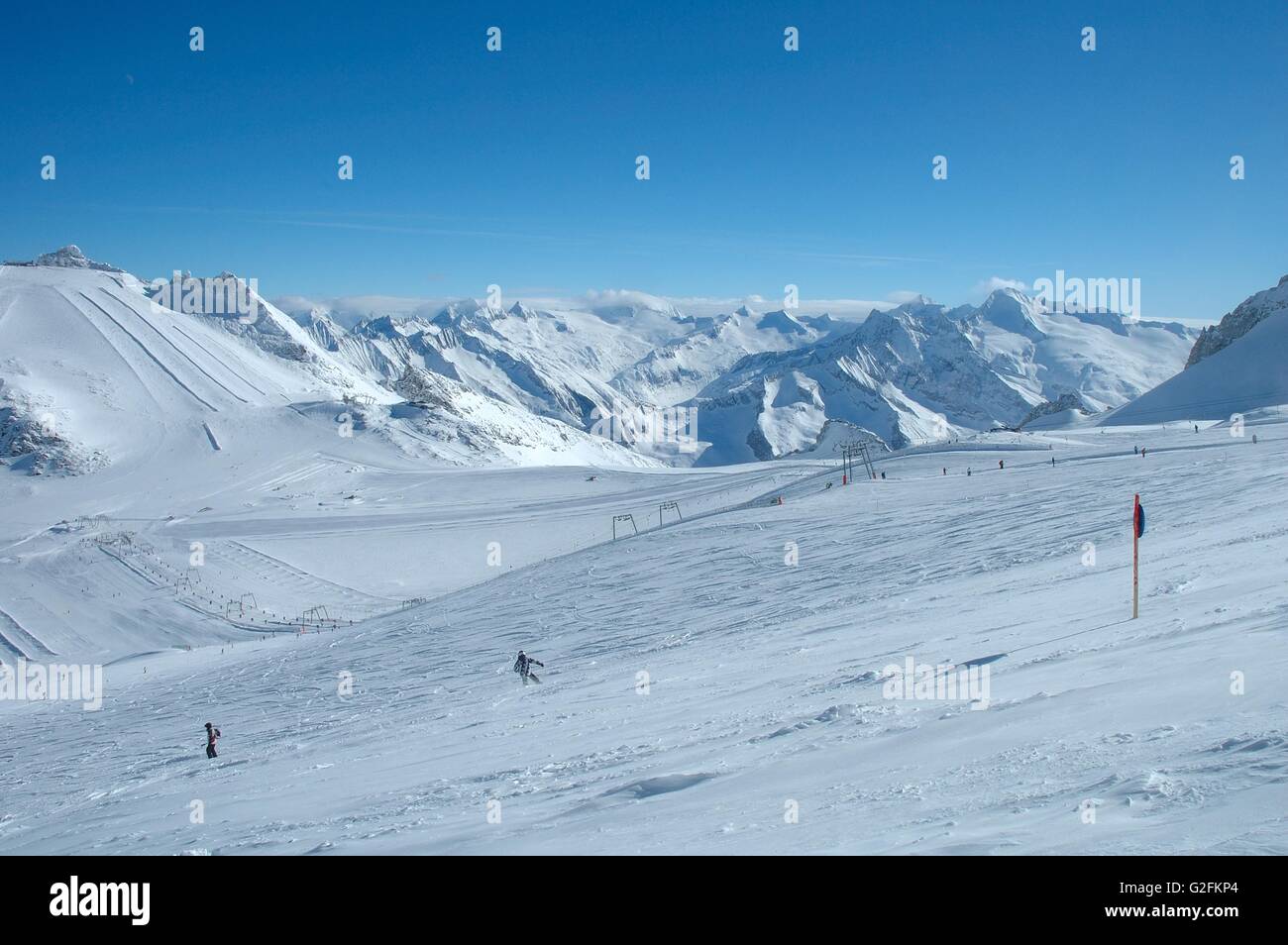 Pistes de ski sur glacier de Hintertux dans les Alpes à proximité de la vallée du Zillertal en Autriche Banque D'Images