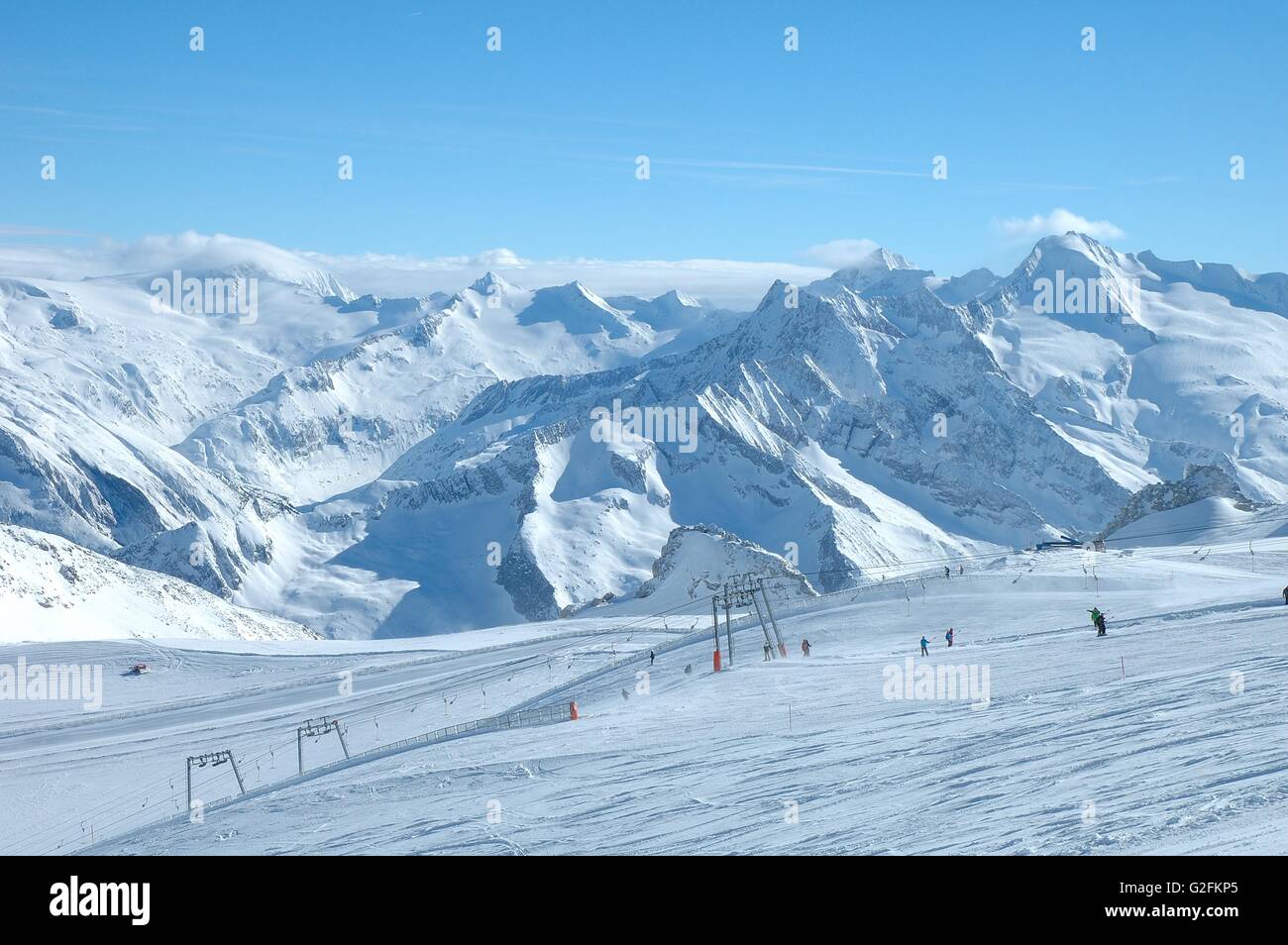 Pistes de ski sur glacier de Hintertux dans les Alpes à proximité de la vallée du Zillertal en Autriche Banque D'Images