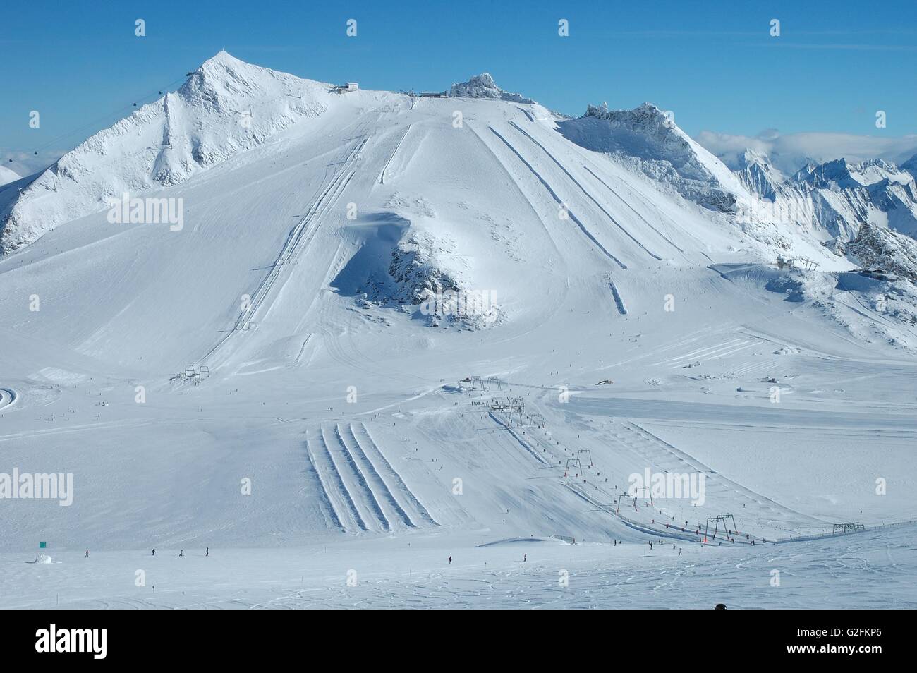 Pistes de ski sur glacier de Hintertux dans les Alpes à proximité de la vallée du Zillertal en Autriche Banque D'Images