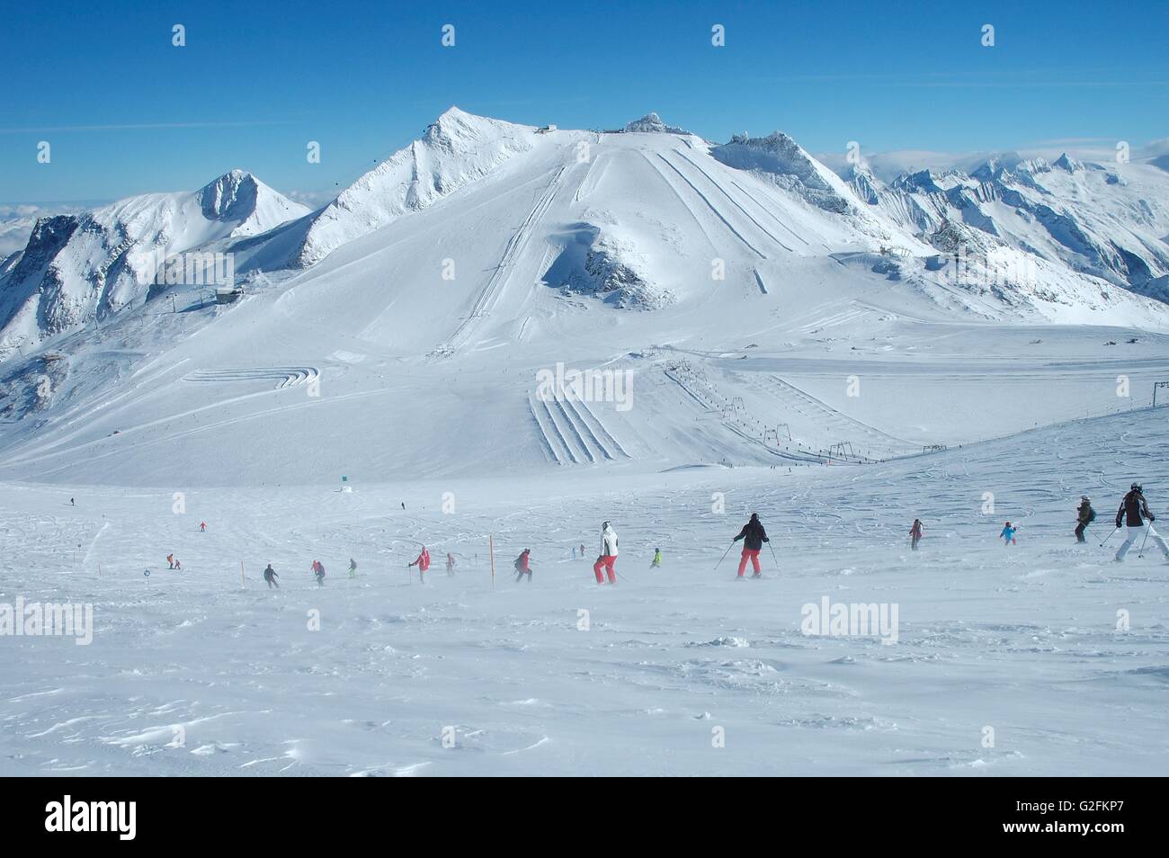 Pistes de ski sur glacier de Hintertux dans les Alpes à proximité de la vallée du Zillertal en Autriche Banque D'Images