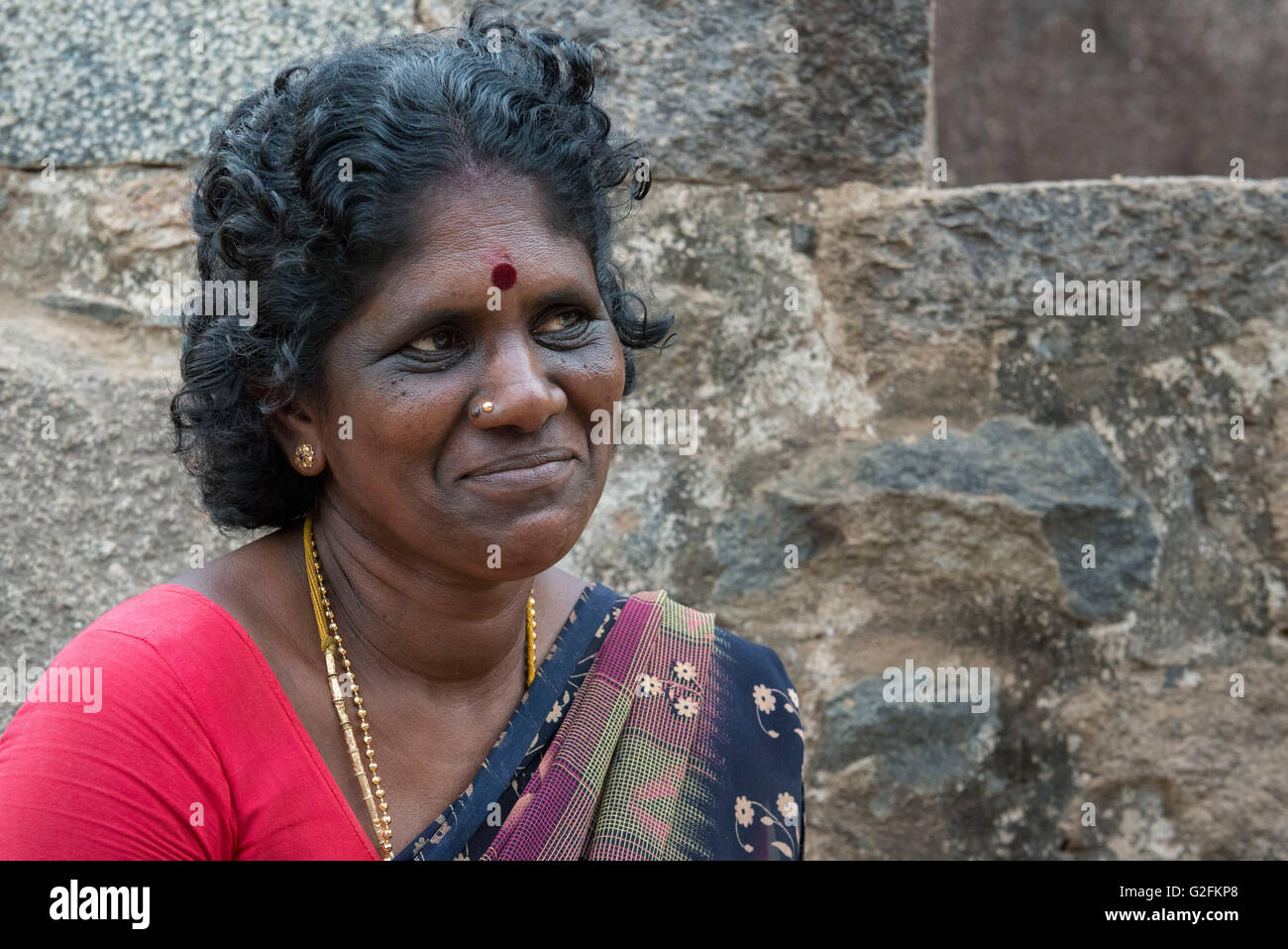 Femme vendant des boissons au phare, Mamallapuram (Mahabalipuram) Banque D'Images