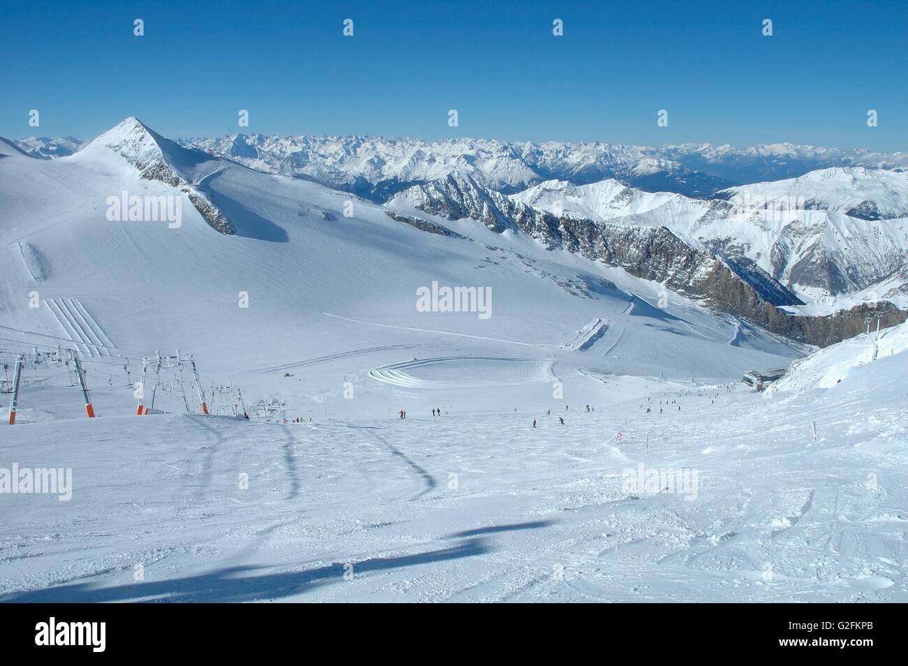 Pistes de ski sur glacier de Hintertux dans les Alpes à proximité de la vallée du Zillertal en Autriche Banque D'Images