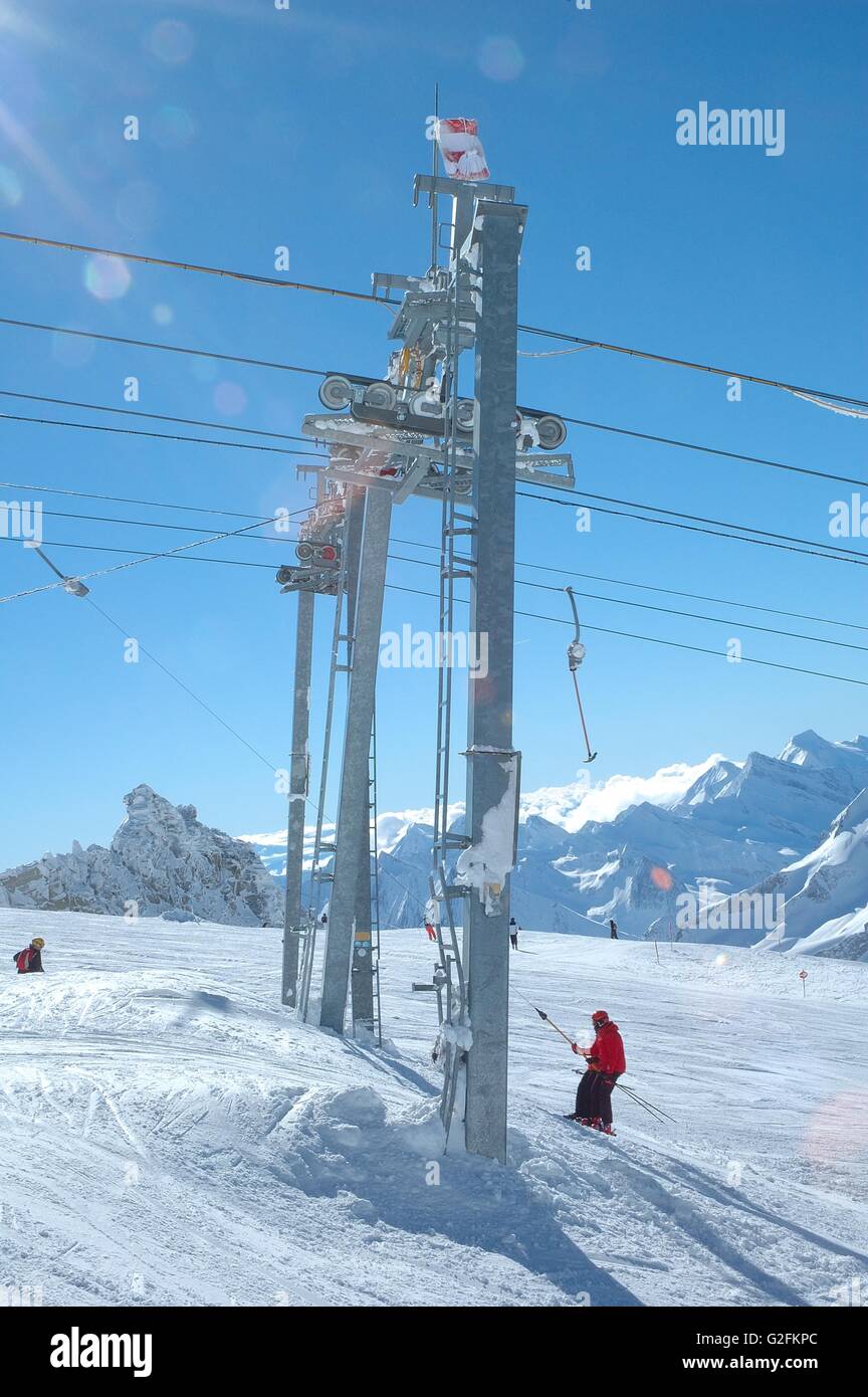 Faites glisser sur l'ascenseur à proximité du glacier Hintertux vallée du Zillertal en Autriche Banque D'Images