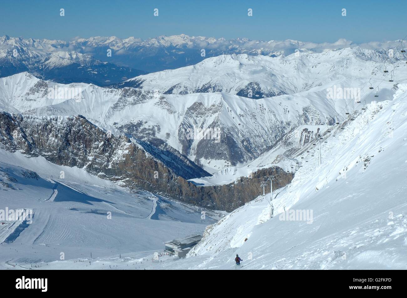 Pistes de ski et des remontées mécaniques sur le glacier de Hintertux dans les Alpes à proximité vallée du Zillertal en Autriche Banque D'Images
