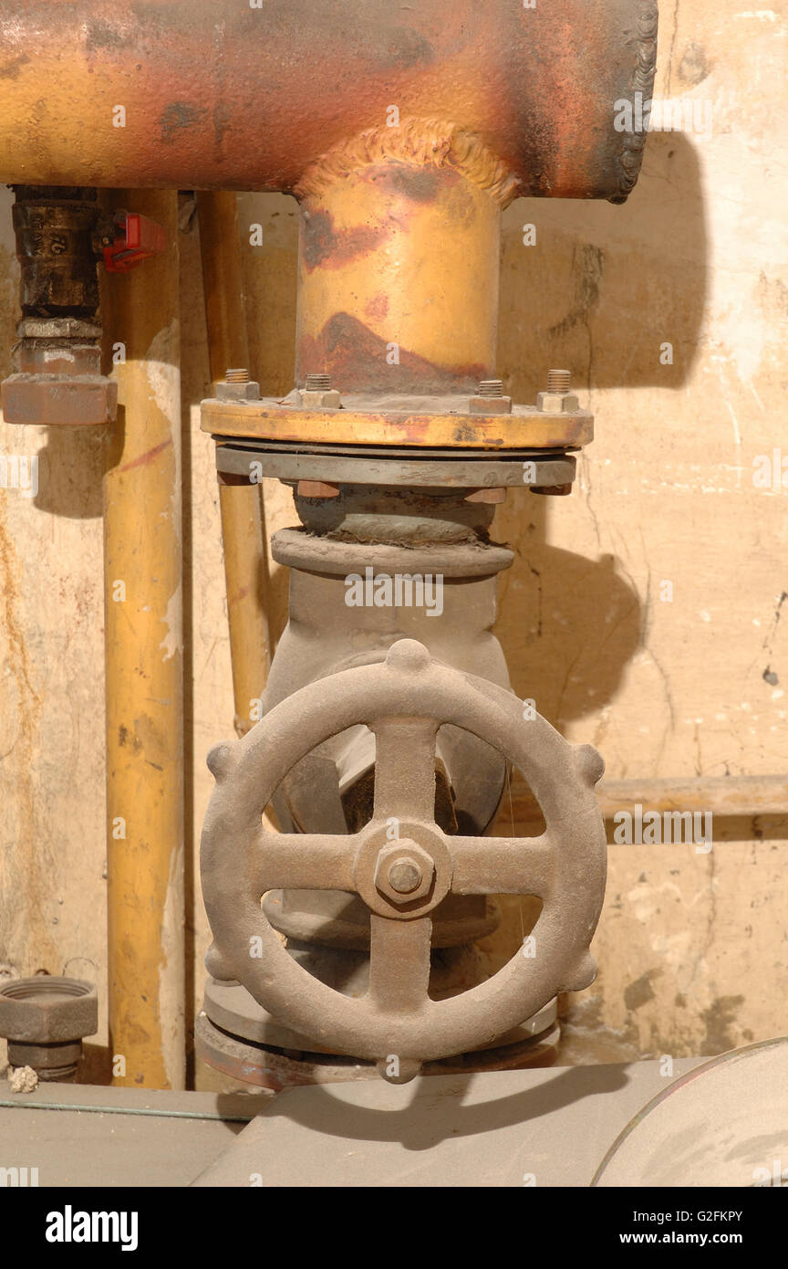 L'ancien distributeur et tuyaux de chauffage dans la vieille chaufferie  Photo Stock - Alamy