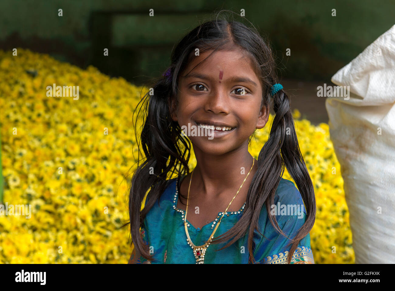 Fille au Marché aux Fleurs, Madurai, Tamil Nadu Banque D'Images