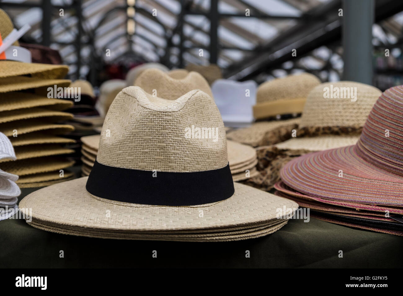 Pile de chapeaux Banque de photographies et d'images à haute résolution -  Alamy