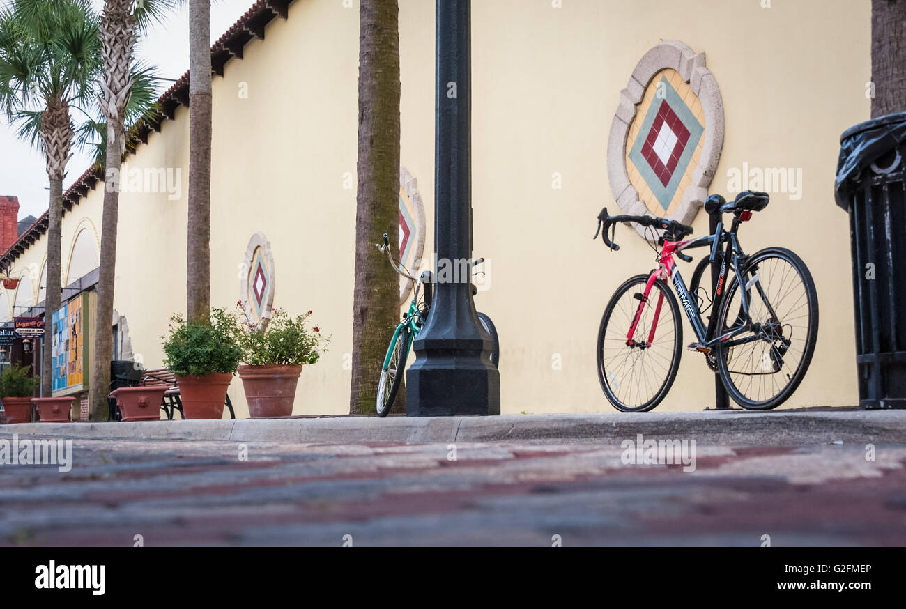 Les vélos garés le long de la rue Aviles, dans la vieille ville de Saint Augustine, Floride, USA. Banque D'Images