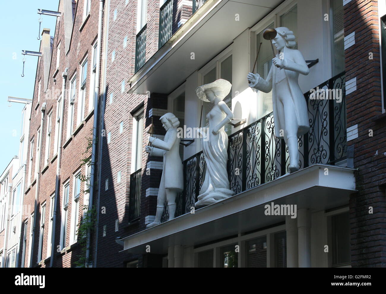 De grandes statues en bois blanc trouvés traditionnellement sur un orgue de rue l'Art Contemporain, Anjelierstraat, Jordaan, Amsterdam Banque D'Images