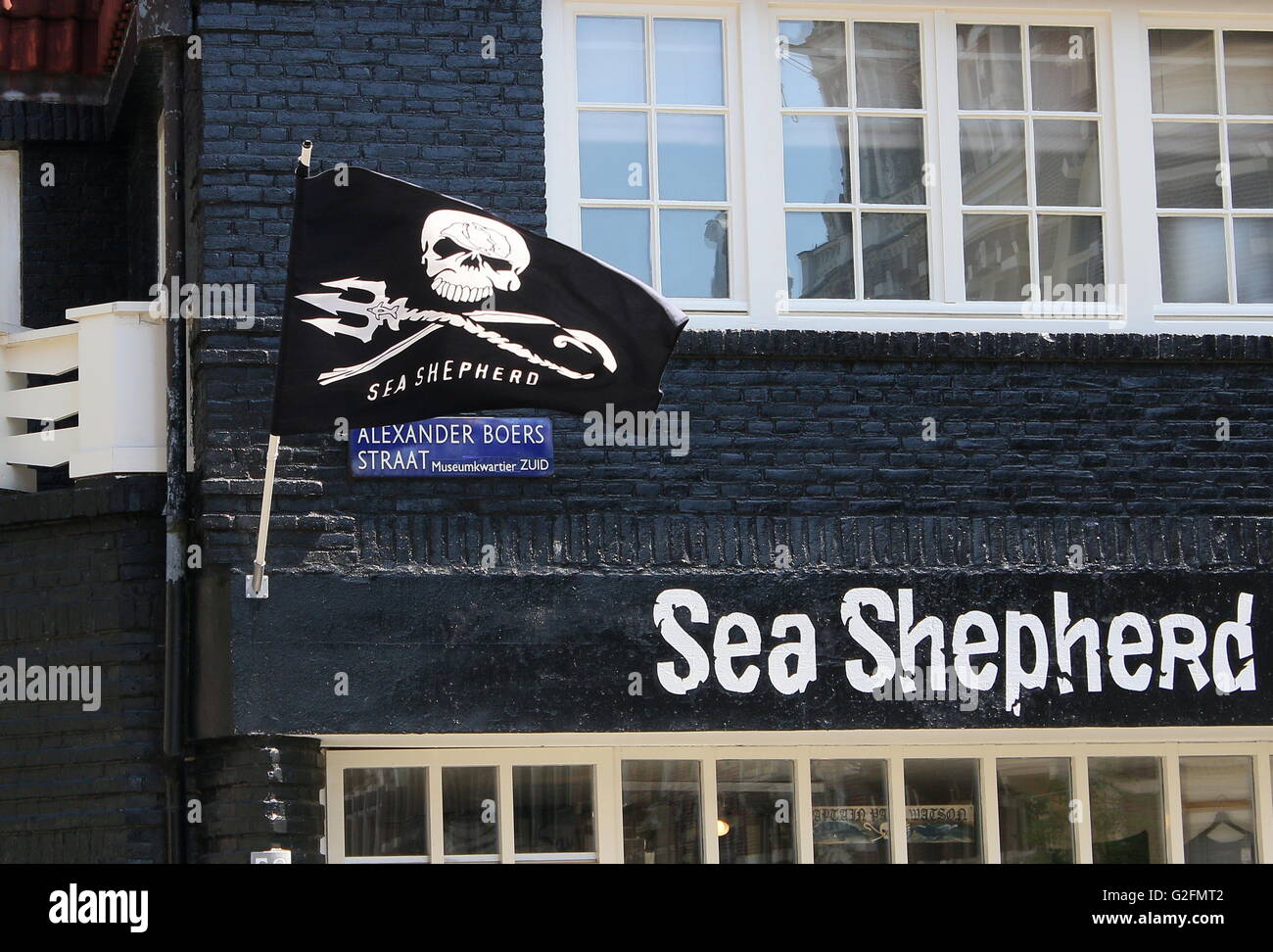 Autre drapeau pirate volant à l'Administration centrale de la Sea Shepherd,  Alexander Boersstraat, Amsterdam, Pays-Bas Photo Stock - Alamy