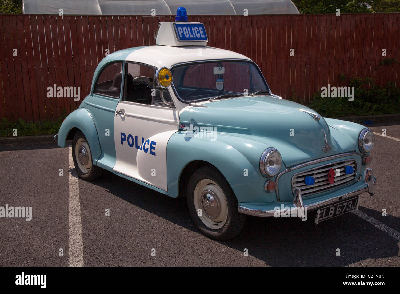 Vintage 1969 60s bleu et blanc British Leyland Morris Minor 1000 police trafic ZType de voiture. 60s Z-Cars ou Z Cars était une série télévisée britannique centrée sur le travail de la police mobile en uniforme dans une ville fictive. Voiture de police panda au Pendle Power Fest, un classique, vétéran et spectacle de l'héritage de l'automobile tenu à Barrowford, Lancashire, Royaume-Uni Banque D'Images