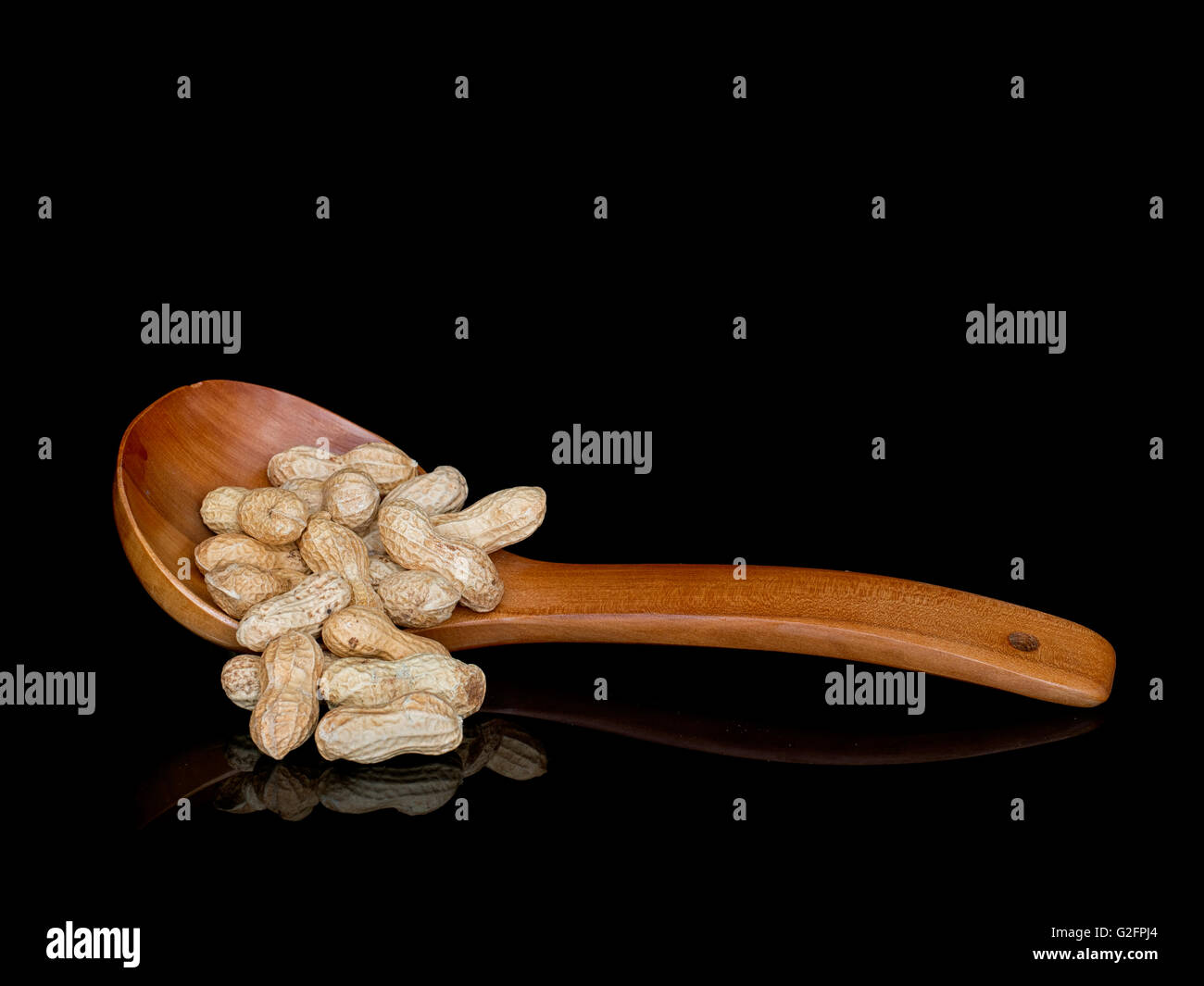 Les écrous de singe aka aka arachides arachides en coque brillant sur fond arrière. Avec l'exemplaire de l'espace. Banque D'Images