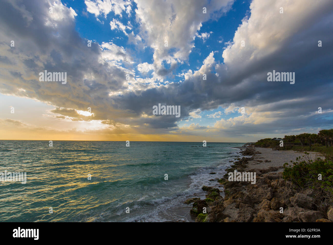 Plus tard, après-midi ciel coucher de soleil spectaculaire sur le golfe du Mexique à partir de la plage Caspersen à Venise en Floride Banque D'Images