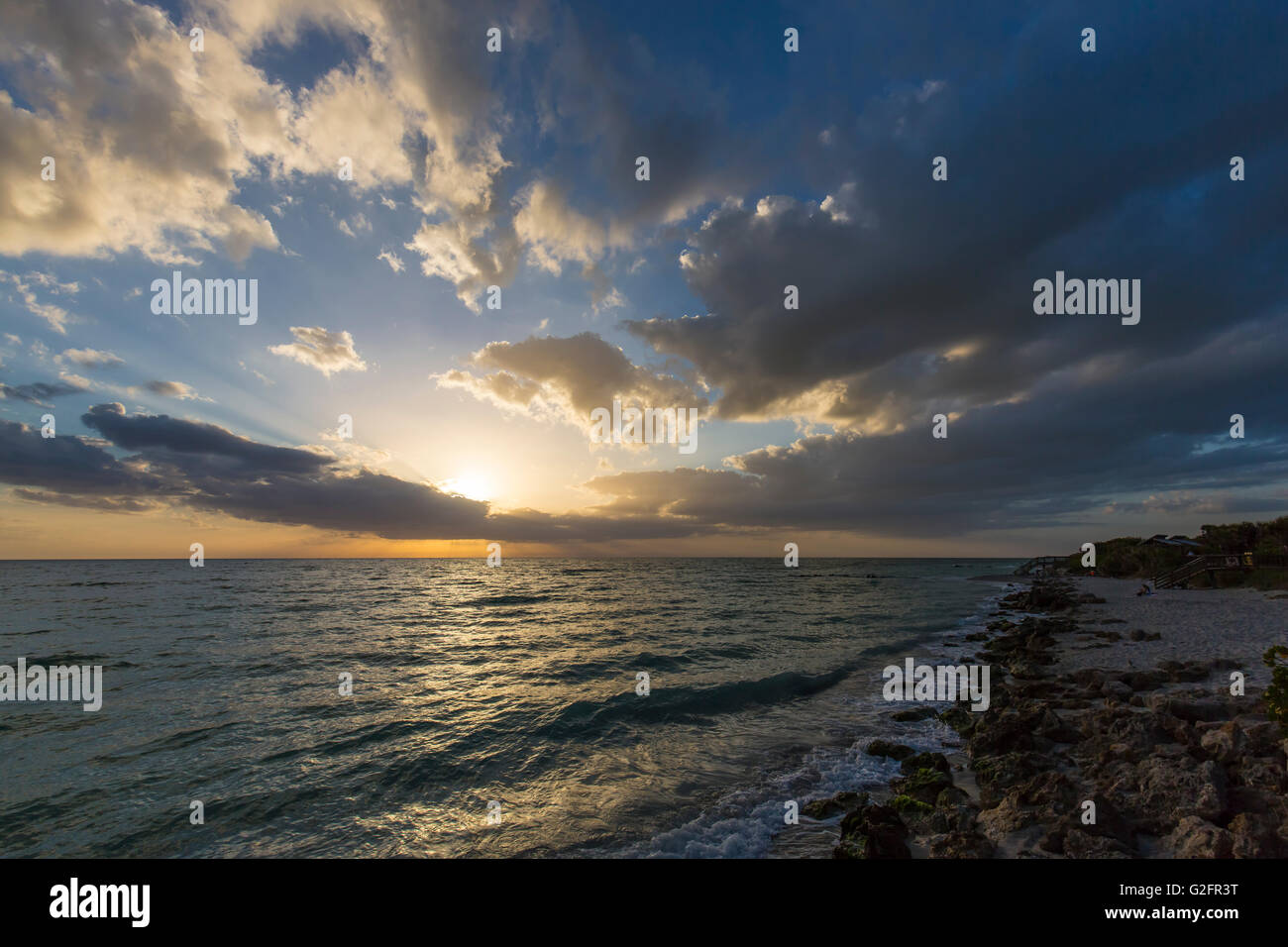 Plus tard, après-midi ciel coucher de soleil spectaculaire sur le golfe du Mexique à partir de la plage Caspersen à Venise en Floride Banque D'Images