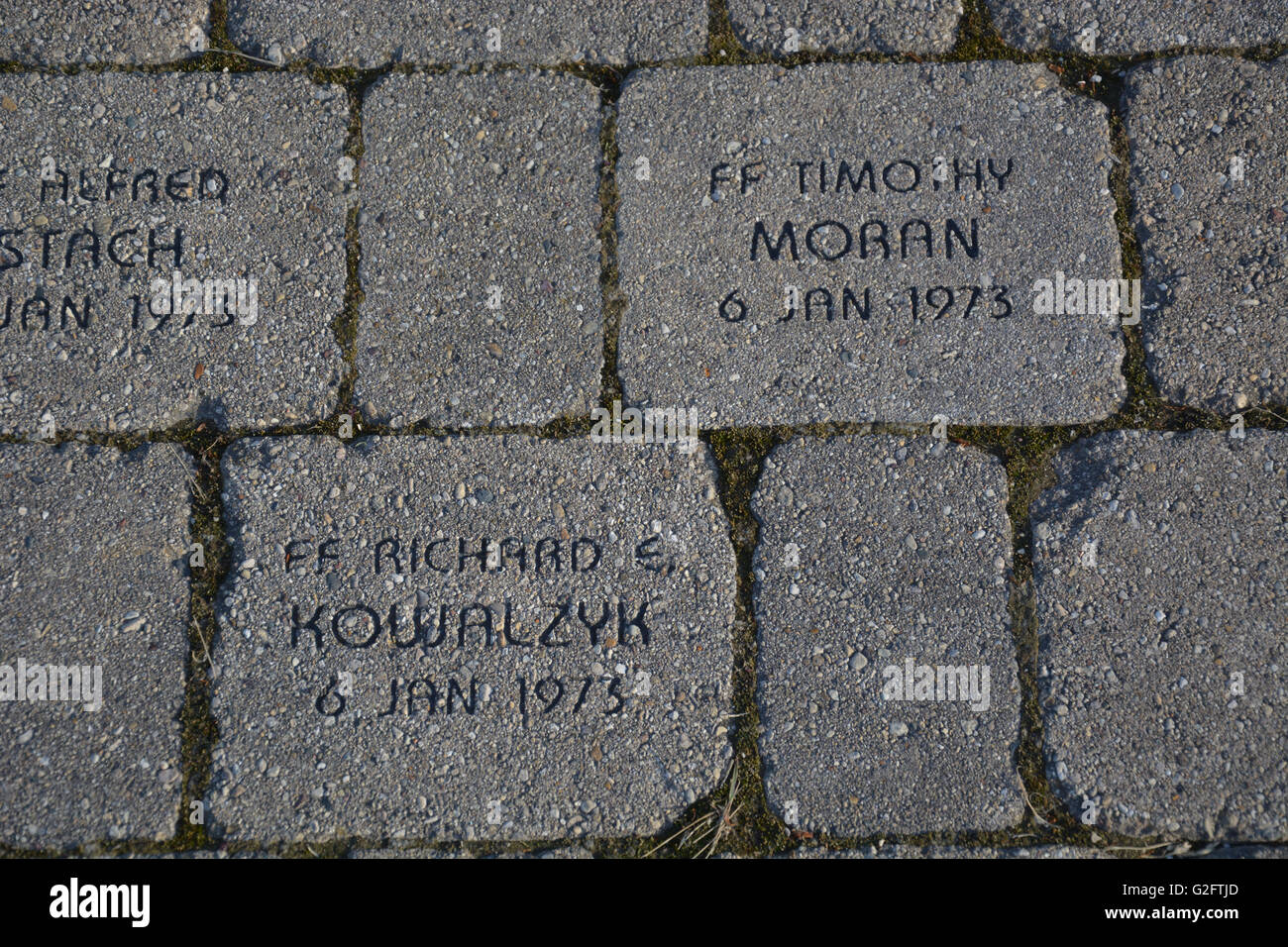 Les noms de pompier et de l'EMT ornent briques au Chicago Fire Department memorial. Banque D'Images